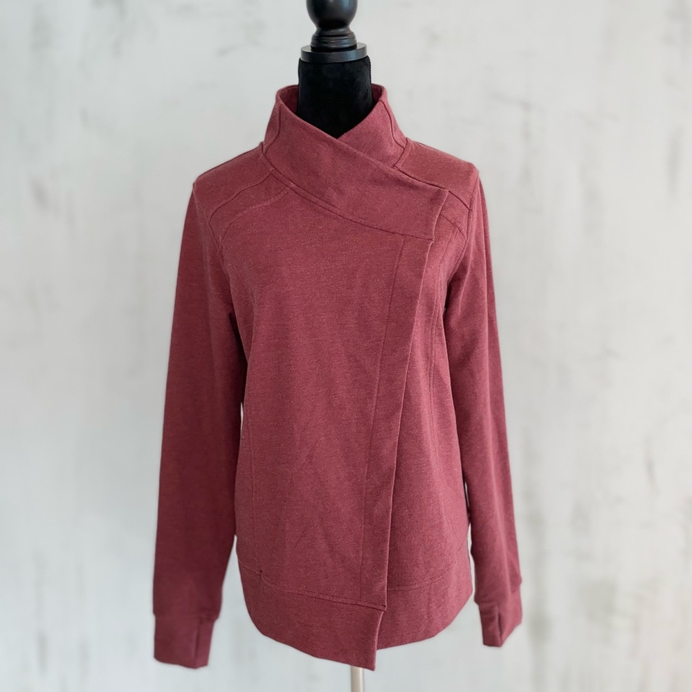 Red / brick color sweatshirt wrap buttoned . Size S/M